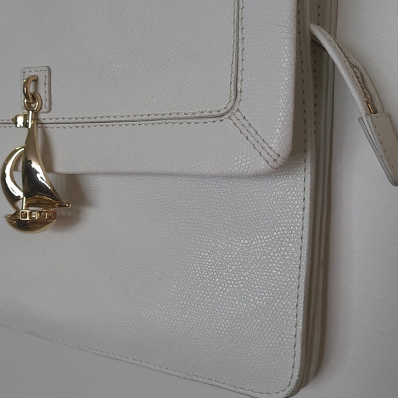 ⛵️Vintage Juicy Couture - White Leather Shoulder Bag w/ Gold Sail Boat Accent - Picture 4 of 17